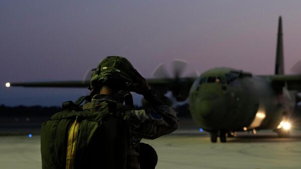 Британский десантник из 16-й воздушно-штурмовой бригады на авиабазе Королевских ВВС Акротири на Кипре - Sputnik Армения