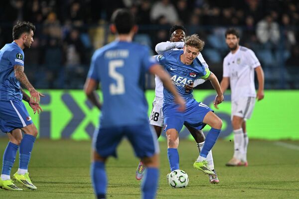 «Նոայի» խաղացող Յան  Էտեկին և Սվեն Մեյնանսը պայքարում են գնդակի համար - Sputnik Արմենիա