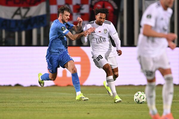 Игрок "Ноа" Натаниэль Сантини и игрок "АЗ Алкмар” Трой Парротт  - Sputnik Արմենիա