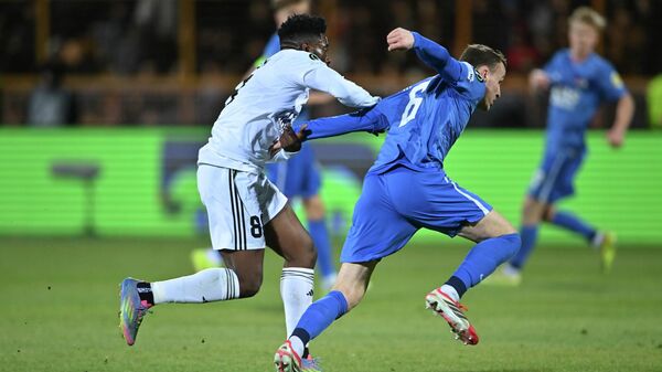 Игрок Ноа Ян Брис Этеки и игрок АЗ Алкмар” Пеер Коопмейнерс в борьбе за мяч в матче плей-офф Лиги конференций (1/16 финала) между командами “Ноа (Армения) и АЗ Алкмар” (Нидерланды) на стадионе Вазгена Саркисяна (19 февраля 2026). Еревaн  - Sputnik Армения