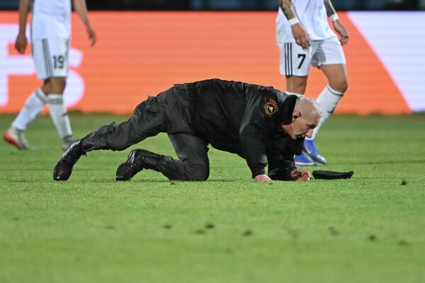 Անվտանգության աշխատակիցը սայթաքում է - Sputnik Արմենիա