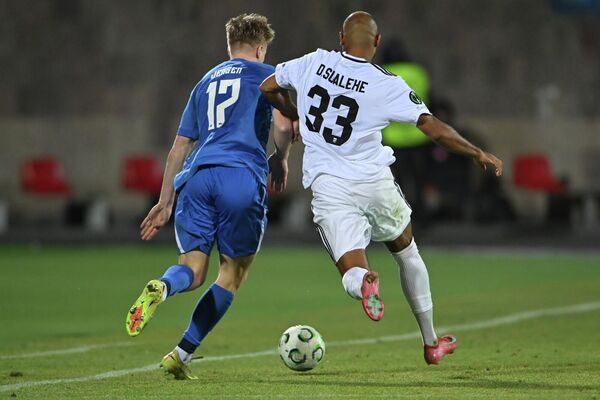 Игрок "Ноа" Давид Суалехе и игрок "АЗ Алкмар” Исак Дженсен - Sputnik Արմենիա