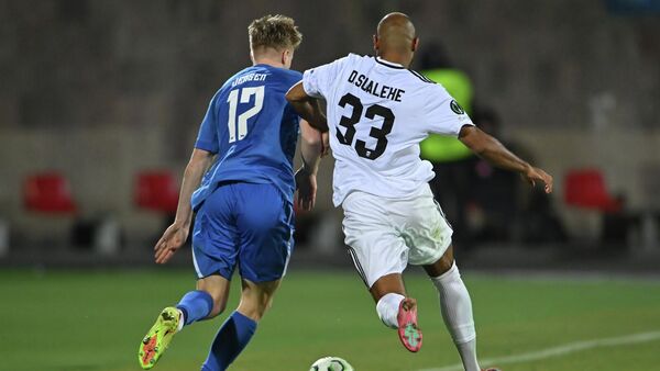 Игрок Ноа Давид Суалехе и игрок АЗ Алкмар” Исак Дженсен в борьбе за мяч в матче плей-офф Лиги конференций (1/16 финала) между командами “Ноа (Армения) и АЗ Алкмар” (Нидерланды) на стадионе Вазгена Саркисяна (19 февраля 2026). Еревaн - Sputnik Армения