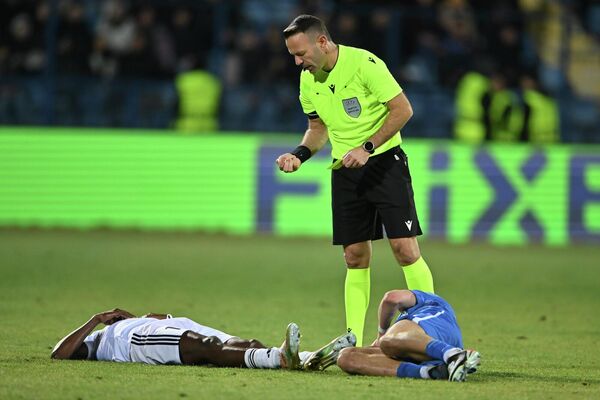 Մրցավարը մոտենում է Յան Էտեկիին - Sputnik Արմենիա