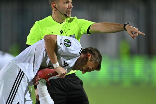 Ներմին Զոլոտիչն օգնում է վնասվածք ստացած ֆուտբոլիստին - Sputnik Արմենիա