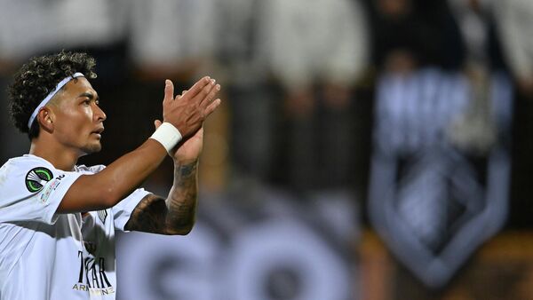 Игрок Ноа Такуто Ошима аплодирует после победы своей команды в матче плей-офф Лиги конференций (1/16 финала) между командами “Ноа (Армения) и АЗ Алкмар” (Нидерланды) на стадионе Вазгена Саркисяна (19 февраля 2026). Еревaн - Sputnik Արմենիա