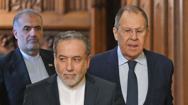 Министр иностранных дел Ирана Аббас Аракчи и министр иностранных дел РФ Сергей Лавров на встрече (18 апреля 2025). Москва - Sputnik Армения