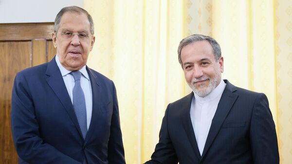 Министр иностранных дел Ирана Аббас Аракчи и министр иностранных дел РФ Сергей Лавров на встрече (25 февраля 2025). Тегеран - Sputnik Армения