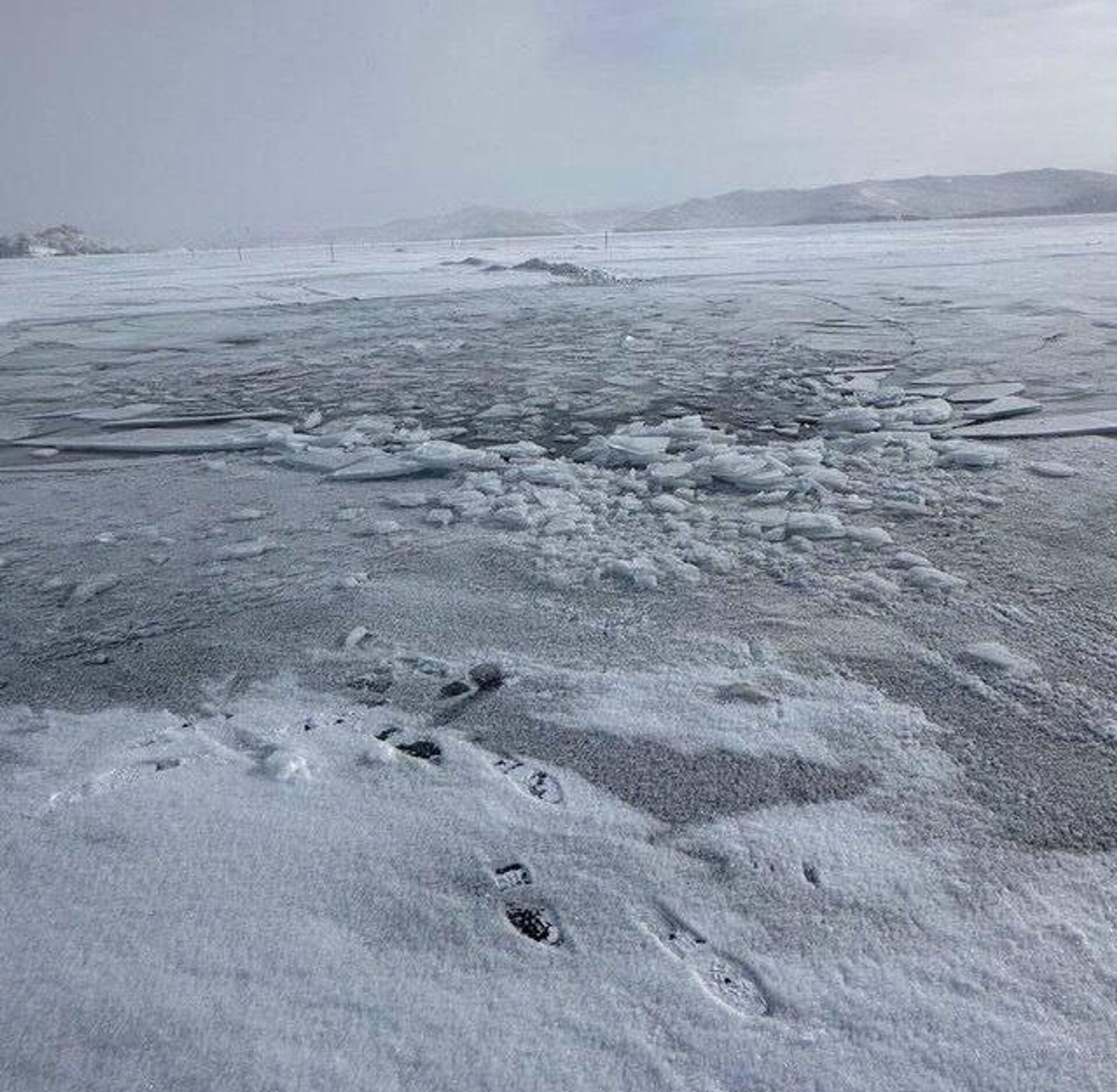 Место трагедии на Байкале, где под лед провалилась Буханка с туристами из Китая (20 февраля 2026). Россия - Sputnik Армения, 1920, 20.02.2026