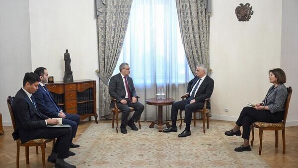 Вице-премьер Мгер Григорян принял министра интеграции и макроэкономических дел Евразийской экономической комиссии Данияра Иманалиева (20 февраля 2026). Еревaн - Sputnik Армения