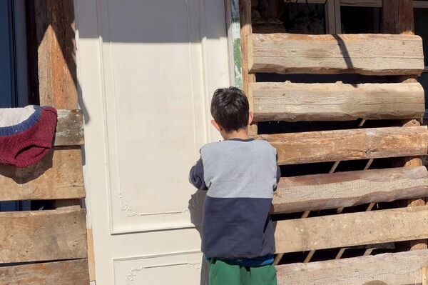 Տիգրանի քույրերն ու եղբայրները Ծափաթաղի տան բակում Տիգրանի քույրերն ու եղբայրները Ծափաթաղի տան բակում - Sputnik Արմենիա