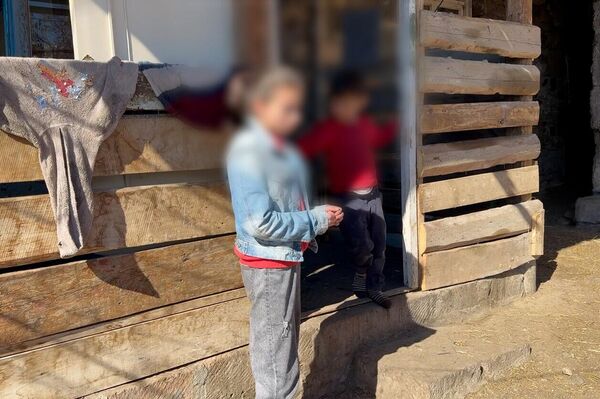 Տիգրանի քույրերն ու եղբայրները Ծափաթաղի տան բակում Տիգրանի քույրերն ու եղբայրները Ծափաթաղի տան բակում - Sputnik Արմենիա