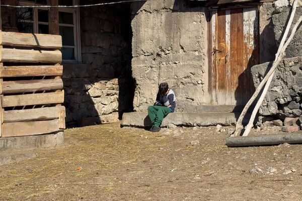 Տիգրանի քույրերն ու եղբայրները Ծափաթաղի տան բակում Տիգրանի քույրերն ու եղբայրները Ծափաթաղի տան բակում - Sputnik Արմենիա