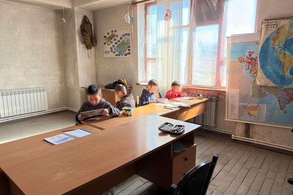 Տիգրանի եղբայրը Ծափաթաղի դպրոցում Տիգրանի եղբայրը Ծափաթաղի դպրոցում - Sputnik Արմենիա