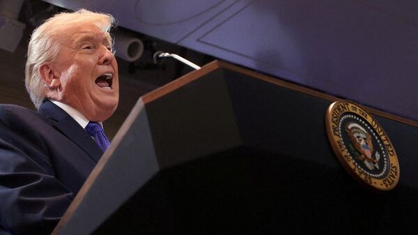 Президент США Дональд Трамп во время брифинга в Белом доме после решения Верховного суда о том, что Трамп превысил свои полномочия, введя пошлины (20 февраля 2026). Вашингтон - Sputnik Армения