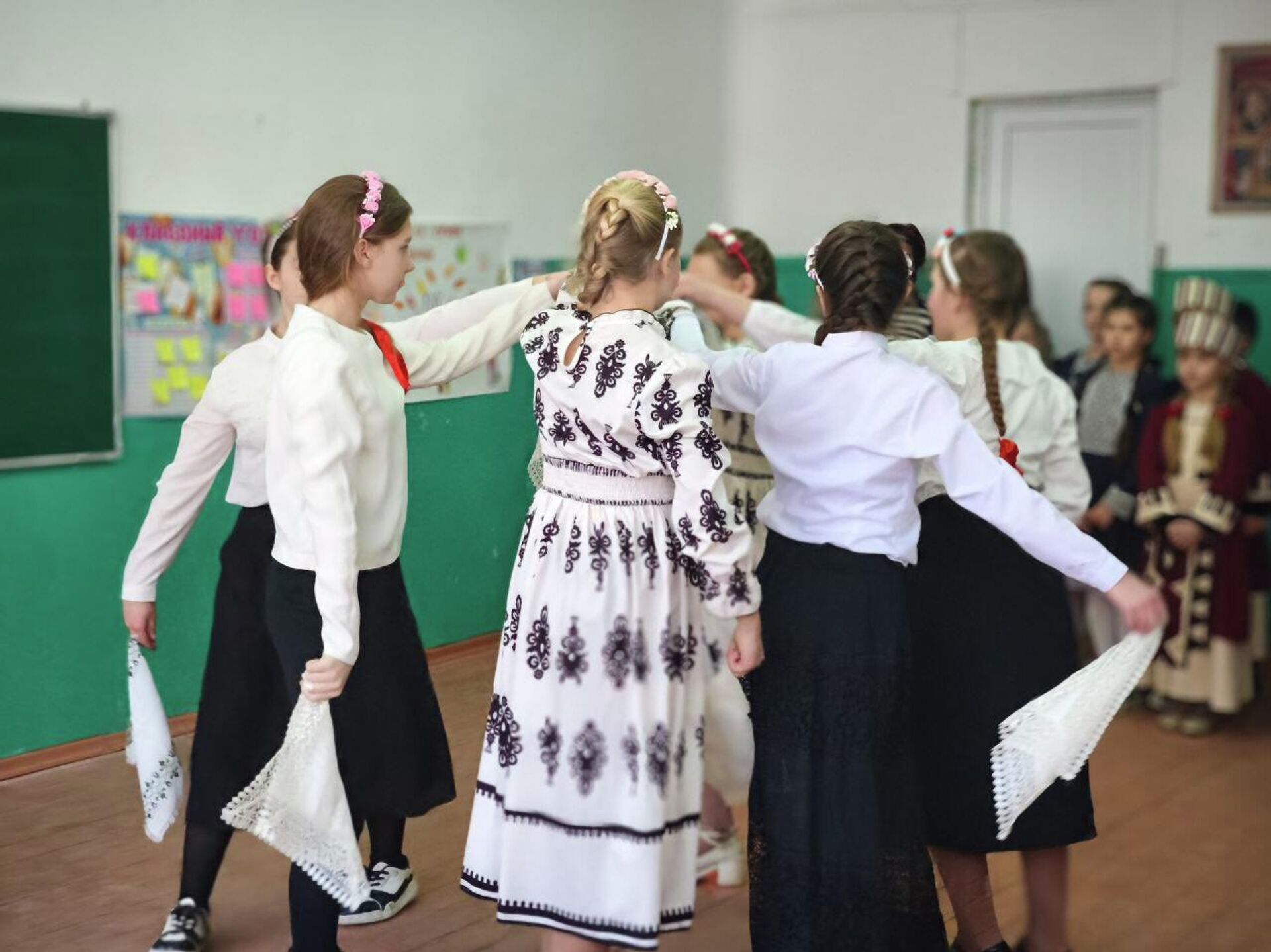 Праздничные мероприятия по случаю Международного дня родного языка (21 февраля 2026). Фиолетово - Sputnik Армения, 1920, 21.02.2026