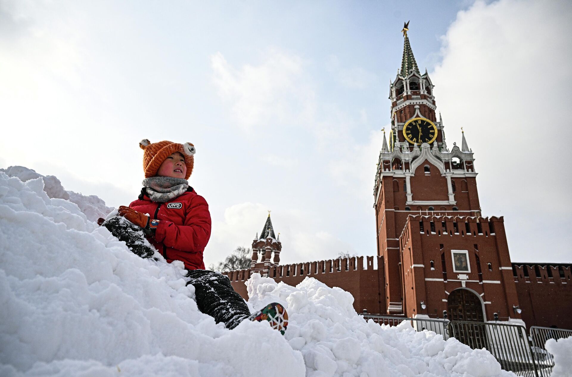 Мальчик в сугробе на Красной площади в Москве. После циклона Валли работы по уборке снега в столице идут в круглосуточном режиме. - Sputnik Արմենիա, 1920, 21.02.2026