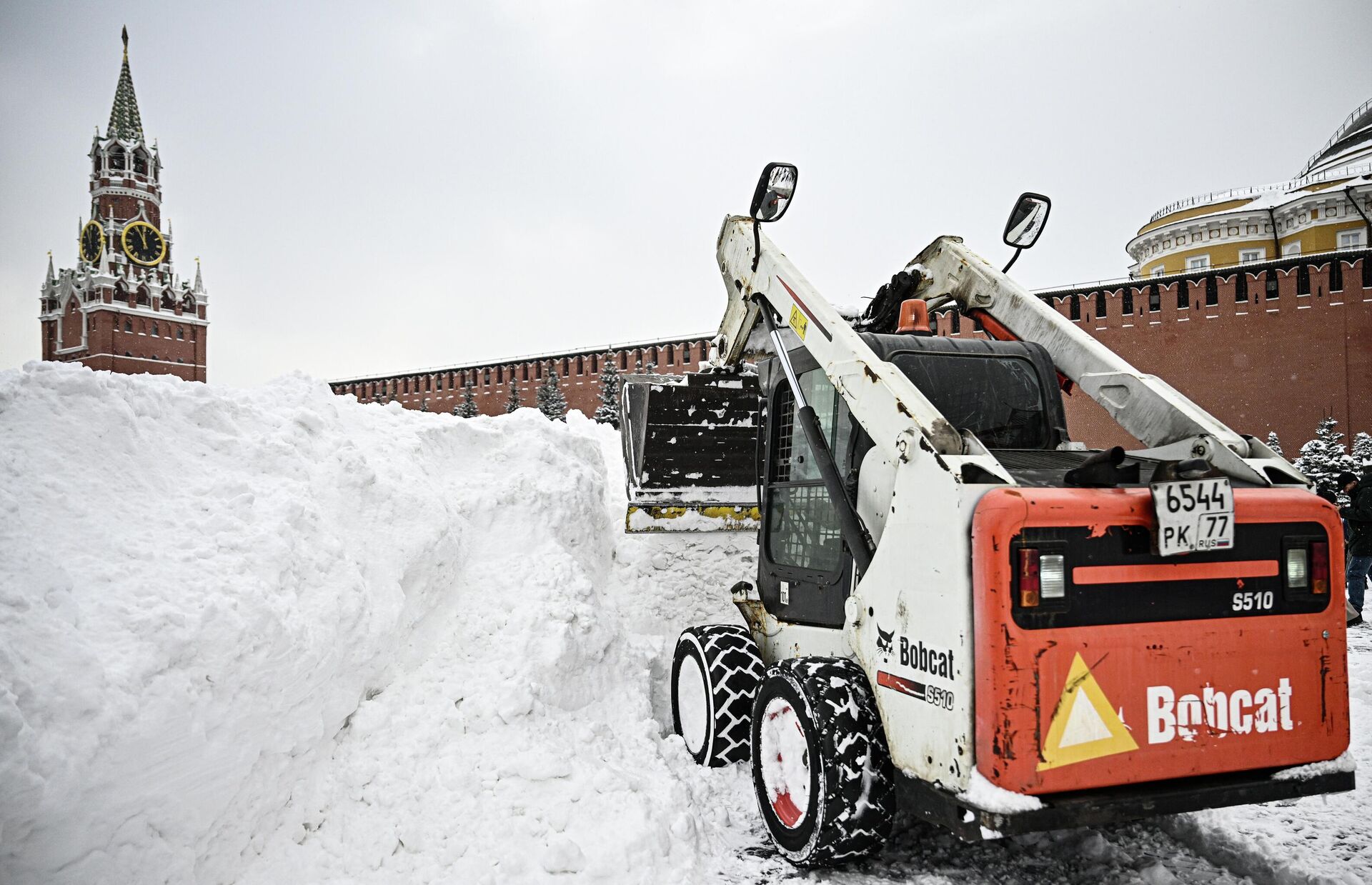 Уборка снега на Красной площади в Москве - Sputnik Արմենիա, 1920, 21.02.2026