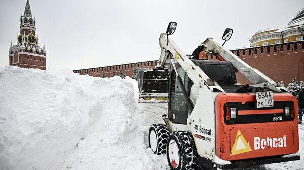Уборка снега на Красной площади в Москве - Sputnik Армения