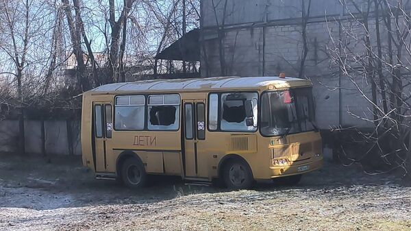 Поврежденный ударом ВСУ детский автобус в городе Васильевки (21 февраля 2026). Запорожская область - Sputnik Армения