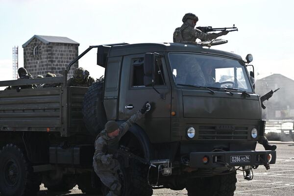 Боевое шоу на праздновании Дня защитника Отечества на территории 102-й военной базы ВС РФ (23 февраля 2026). Гюмри Боевое шоу на праздновании Дня защитника Отечества на территории 102-й военной базы ВС РФ (23 февраля 2026). Гюмри - Sputnik Армения