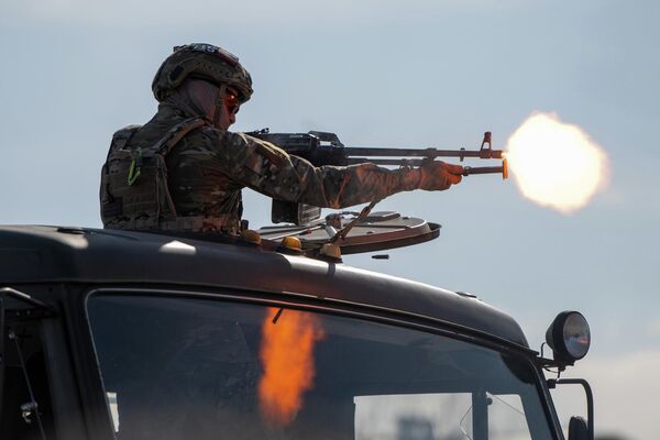 Մարտական շոու՝ ՌԴ 102-րդ ռազմաբազայի տարածքում Հայրենիքի պաշտպանի օրվա տոնակատարության ժամանակ - Sputnik Արմենիա