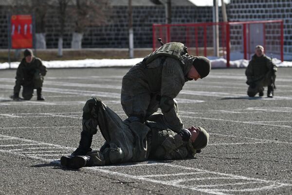Боевое шоу на праздновании Дня защитника Отечества на территории 102-й военной базы ВС РФ (23 февраля 2026). Гюмри Боевое шоу на праздновании Дня защитника Отечества на территории 102-й военной базы ВС РФ (23 февраля 2026). Гюмри - Sputnik Армения