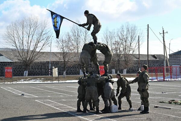 Боевое шоу на праздновании Дня защитника Отечества на территории 102-й военной базы ВС РФ (23 февраля 2026). Гюмри Боевое шоу на праздновании Дня защитника Отечества на территории 102-й военной базы ВС РФ (23 февраля 2026). Гюмри - Sputnik Армения