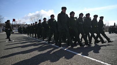 Военный парад на праздновании Дня защитника Отечества на территории 102-й военной базы ВС РФ (23 февраля 2026). Гюмри