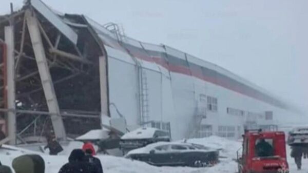 Обрушение крыши одного из цехов завода Моторинвест (19 февраля 2026). Липецкая область - Sputnik Армения