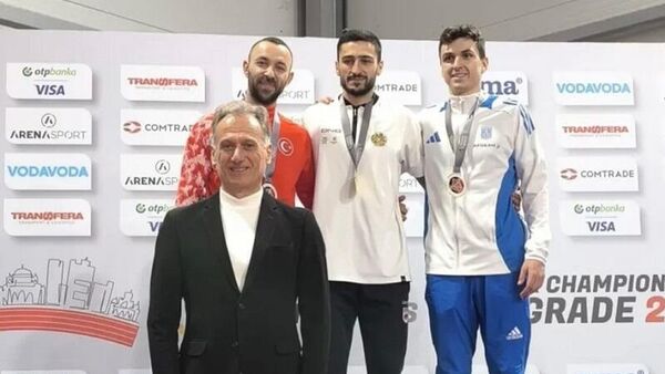 Легкоатлет Гор Овакимян на пьедестале почета чемпионата Балканских стран по легкой атлетике в спортивном зале, Сербия - Sputnik Армения