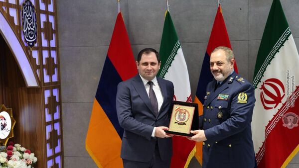 Министр обороны Сурен Папикян встретился с министром обороны и содействия вооруженных сил ИРИ, бригадным генералом Азизом Насирзаде (24 февраля 2026). Тегеран - Sputnik Армения