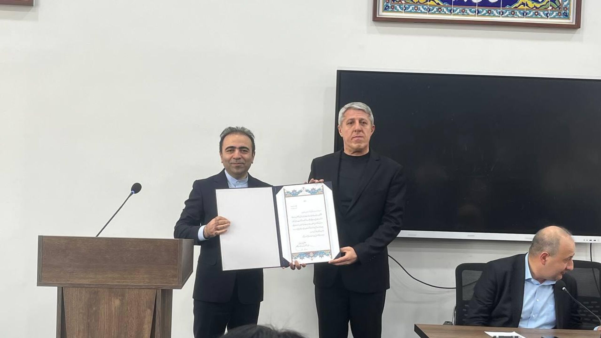 Посол Ирана Халил Ширголами на церемонии присвоения почетного членства в Академии персидского языка и литературы профессору Вардану Восканяну (24 февраля 2026). Еревaн - Sputnik Армения, 1920, 24.02.2026