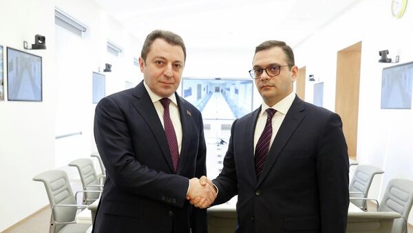 На полях 61-й сессии Совета ООН по правам человека состоялась встреча заместителя министра иностранных дел Армении Роберта Абисогомоняна с заместителем министра иностранных дел Азербайджана Эльнуром Мамедовым (24 февраля 2026). Женева - Sputnik Армения