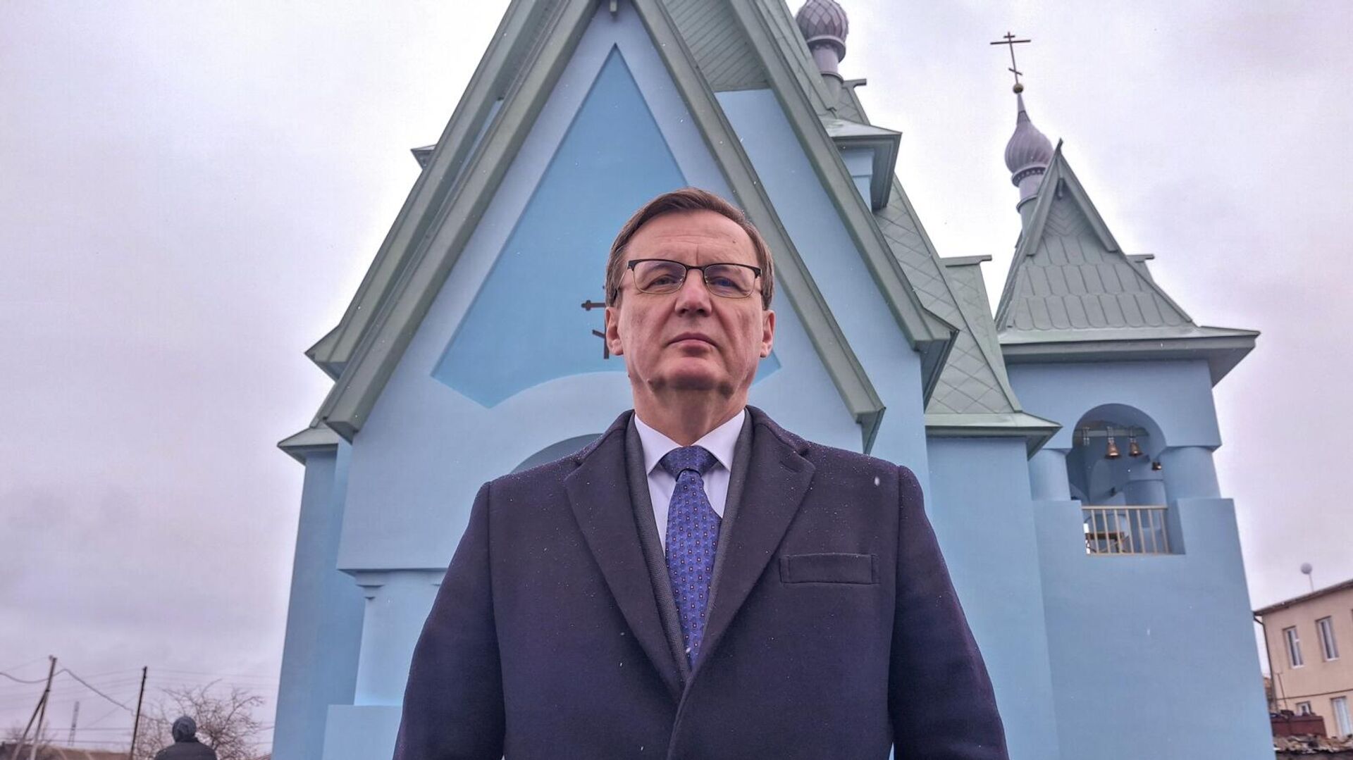 Генеральный консул РФ в Гюмри Игорь Титов на освящении колоколов православного храма Святого Николая Чудотворца в селе Амракиц (24 февраля 2026). Лори - Sputnik Армения, 1920, 24.02.2026