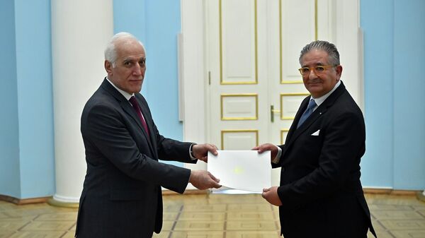 Первый Чрезвычайный и Полномочный Посол Государства Палестина в Армении Иса Касиси вручил свои верительные грамоты президенту Ваагну Хачатуряну (24 февраля 2026). Еревaн - Sputnik Армения