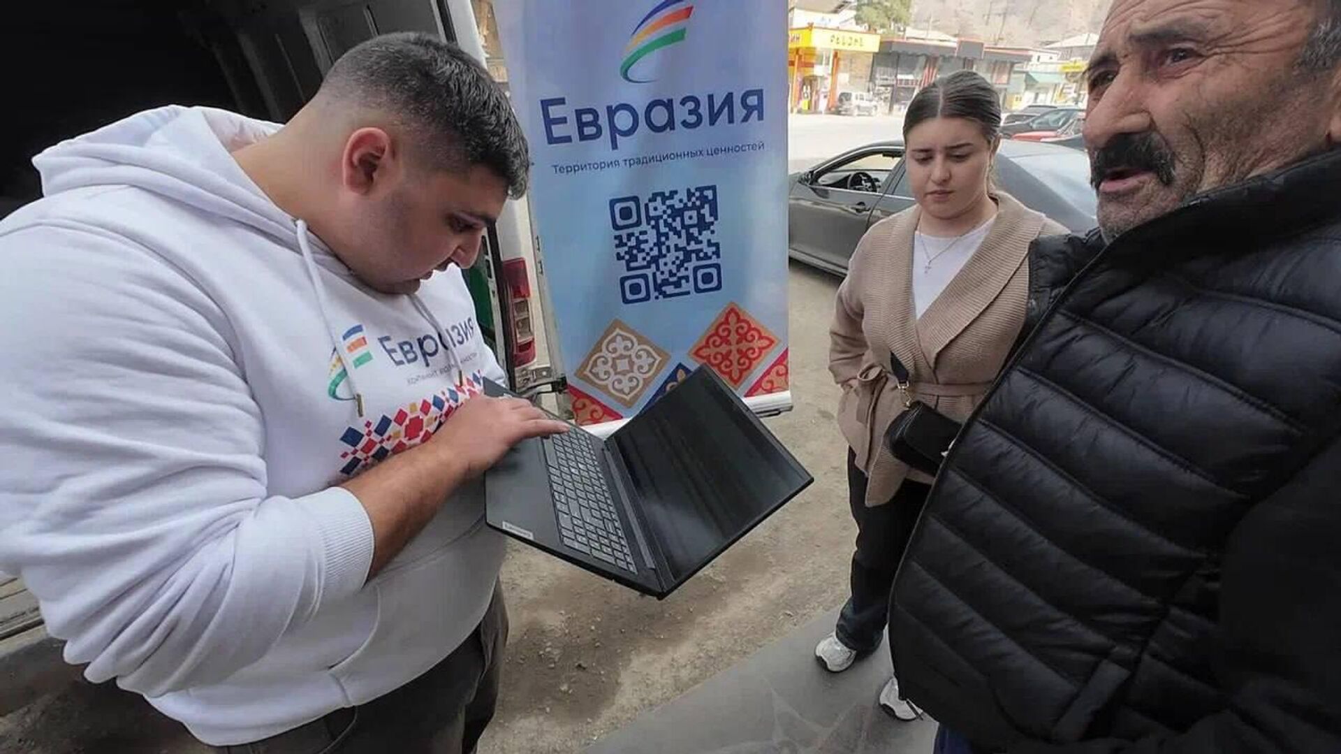 АНО Евразия совместно с Русской Гуманитарной Миссией и при поддержке Россотрудничества привезла гумпомощь 50-и семьям вынужденных переселенцев из Нагорного Карабаха (24 февраля 2026). Ехегнадзор, Джемрук, Вайк АНО Евразия совместно с Русской Гуманитарной Миссией и при поддержке Россотрудничества привезла гумпомощь 50-и семьям вынужденных переселенцев из Нагорного Карабаха (24 февраля 2026). Ехегнадзор, Джемрук, Вайк - Sputnik Армения, 1920, 24.02.2026