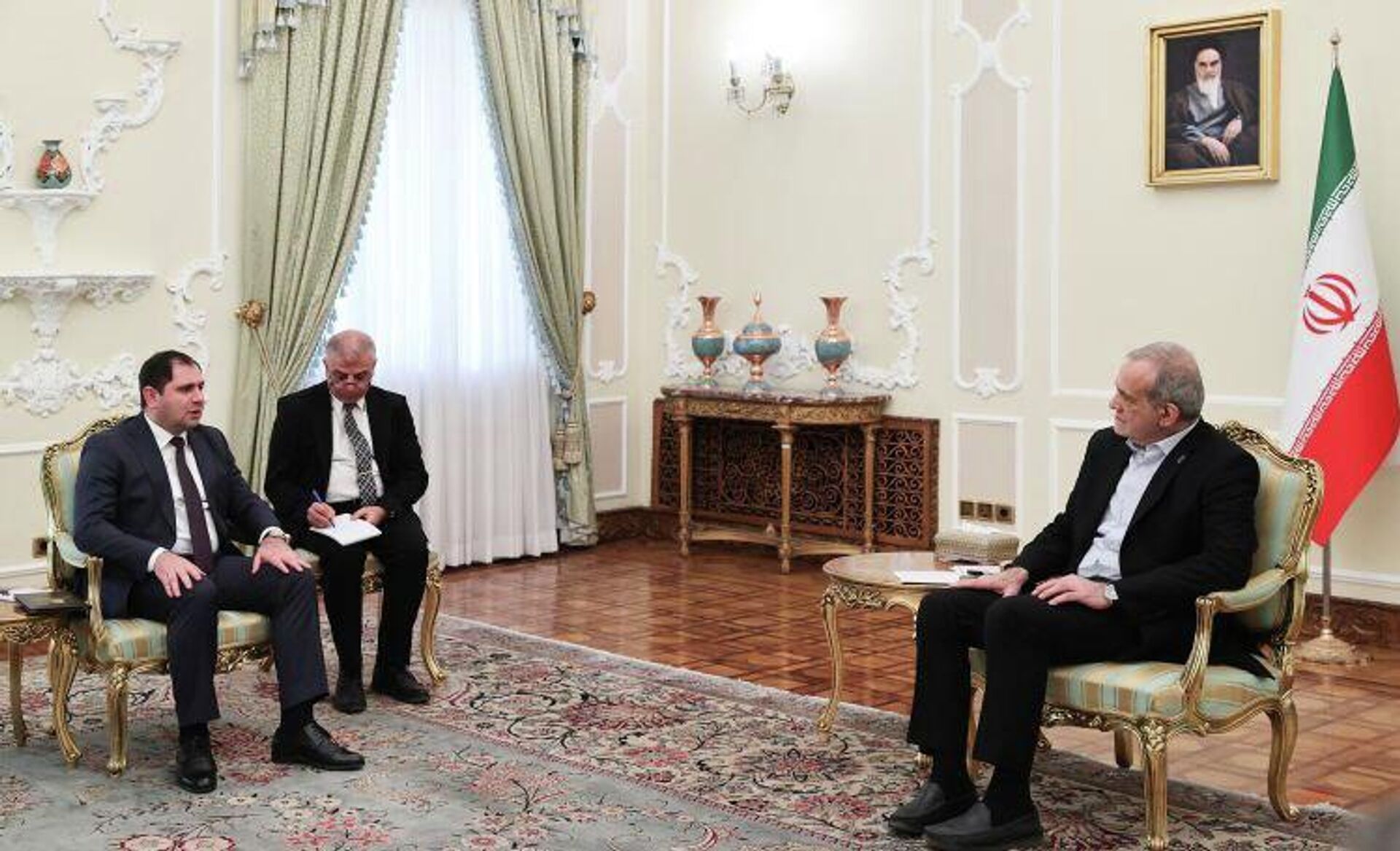 Министр обороны Сурен Папикян встретился с президентом Ирана Масудом Пезешкианом (24 февраля 2026). Тегеран - Sputnik Արմենիա, 1920, 24.02.2026