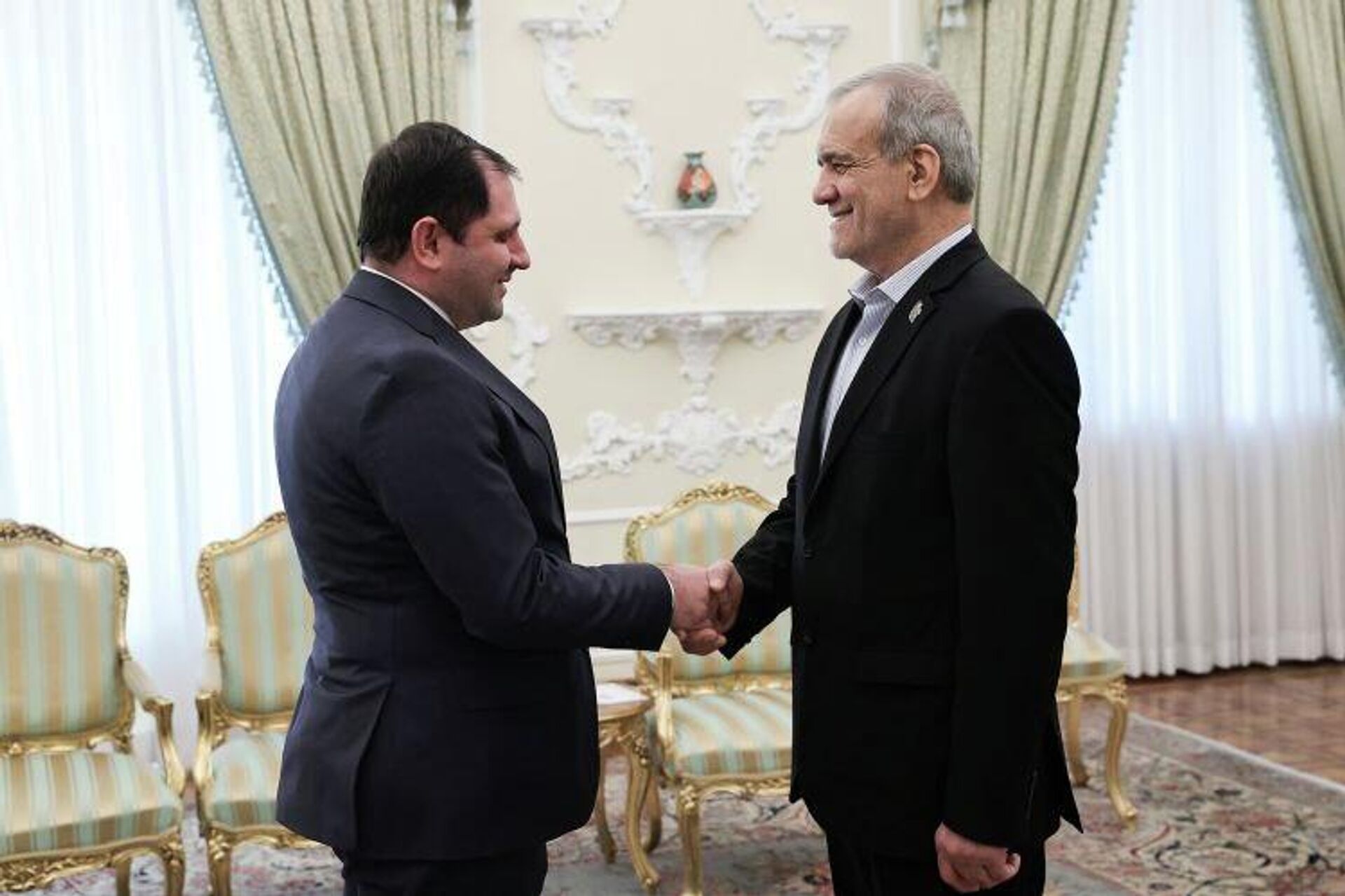 Министр обороны Сурен Папикян встретился с президентом Ирана Масудом Пезешкианом (24 февраля 2026). Тегеран - Sputnik Армения, 1920, 24.02.2026