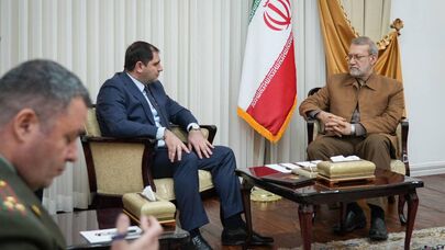 Министр обороны Сурен Папикян встретился с секретарем Высшего совета национальной безопасности Ирана Али Лариджани (25 февраля 2026). Еревaн