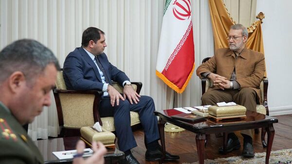 Министр обороны Сурен Папикян встретился с секретарем Высшего совета национальной безопасности Ирана Али Лариджани (25 февраля 2026). Еревaн - Sputnik Армения