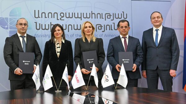 Առողջության համընդհանուր ապահովագրության հիմնադրամի ու 3 ապահովագրական ընկերության միջև հուշագրի ստորագման արարողություն - Sputnik Արմենիա