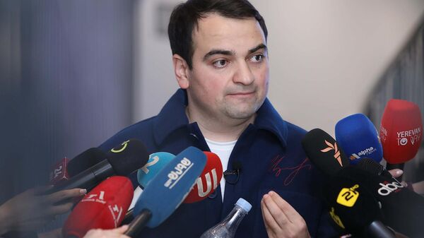 Нарек Карапетян во время брифинга (25 февраля 2026). Еревaн - Sputnik Армения