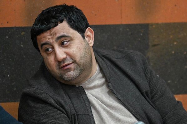 Адвокат Смбат Минасян на судебном заседании по делу Геворка и Амбарцума Нерсисянов (25 февраля 2026). Армавир - Sputnik Армения