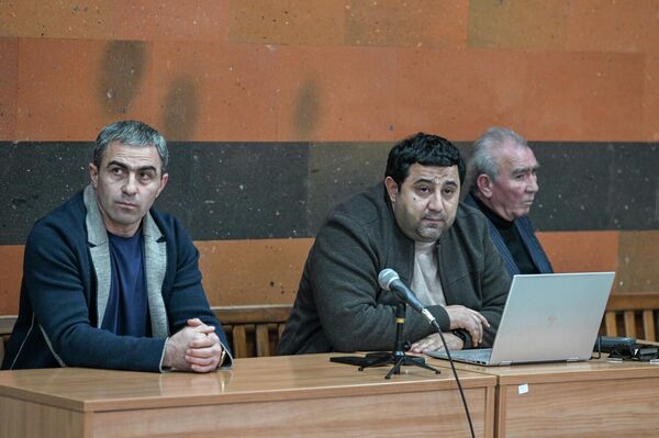 Геворк и Амбарцум Нерсисяны с адвокатом Смбатом Минасяном во время судебного заседания (25 февраля 2026). Армавир - Sputnik Армения