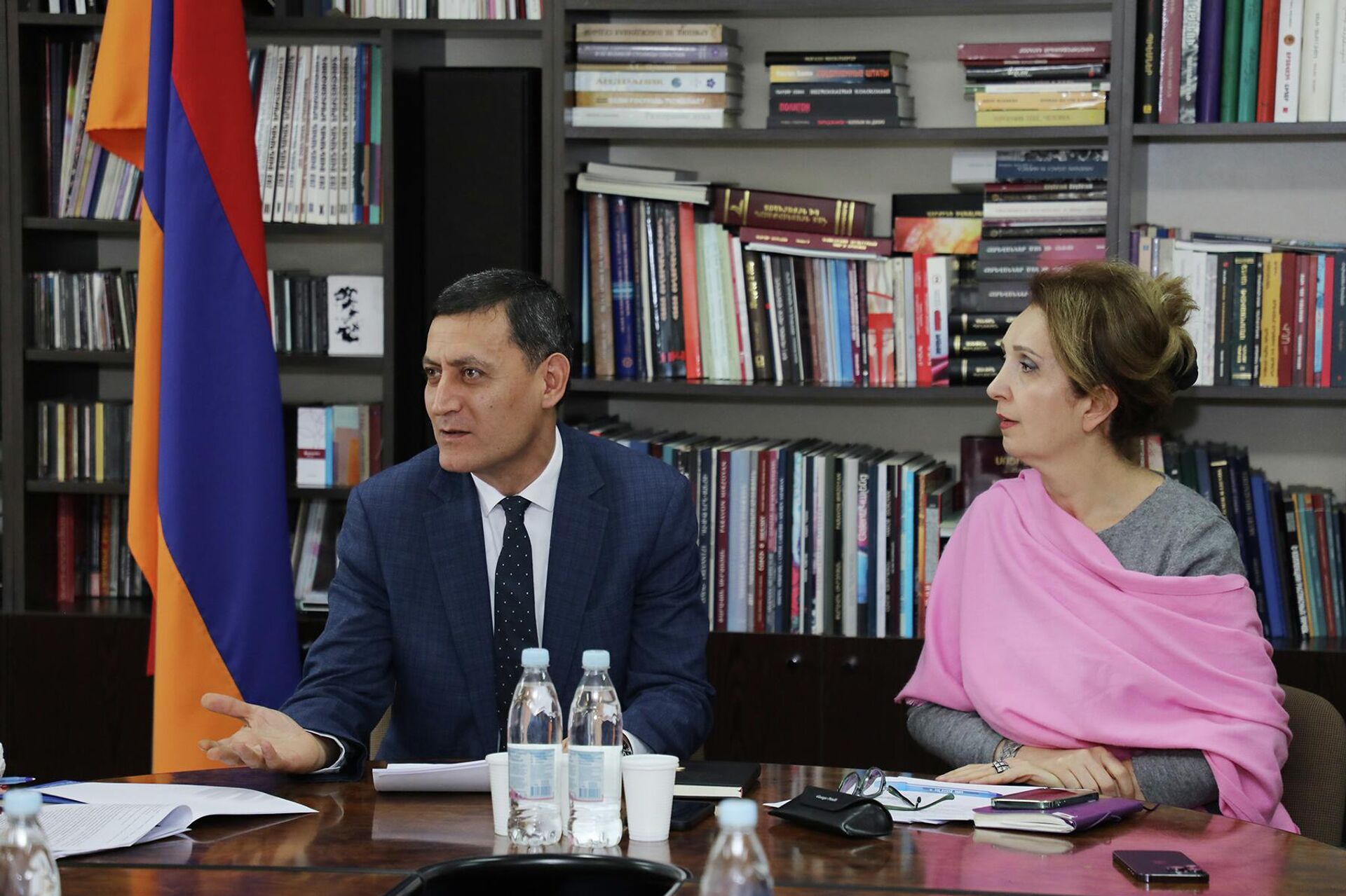 Заместитель министра ОНКС Артур Мартиросян принял делегацию во главе с заместителем руководителя Федерального агентства по делам молодежи РФ Егором Литвиненко (27 февраля 2026). Еревaн - Sputnik Армения, 1920, 27.02.2026