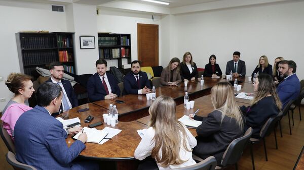 Заместитель министра ОНКС Артур Мартиросян принял делегацию во главе с заместителем руководителя Федерального агентства по делам молодежи РФ Егором Литвиненко - Sputnik Армения