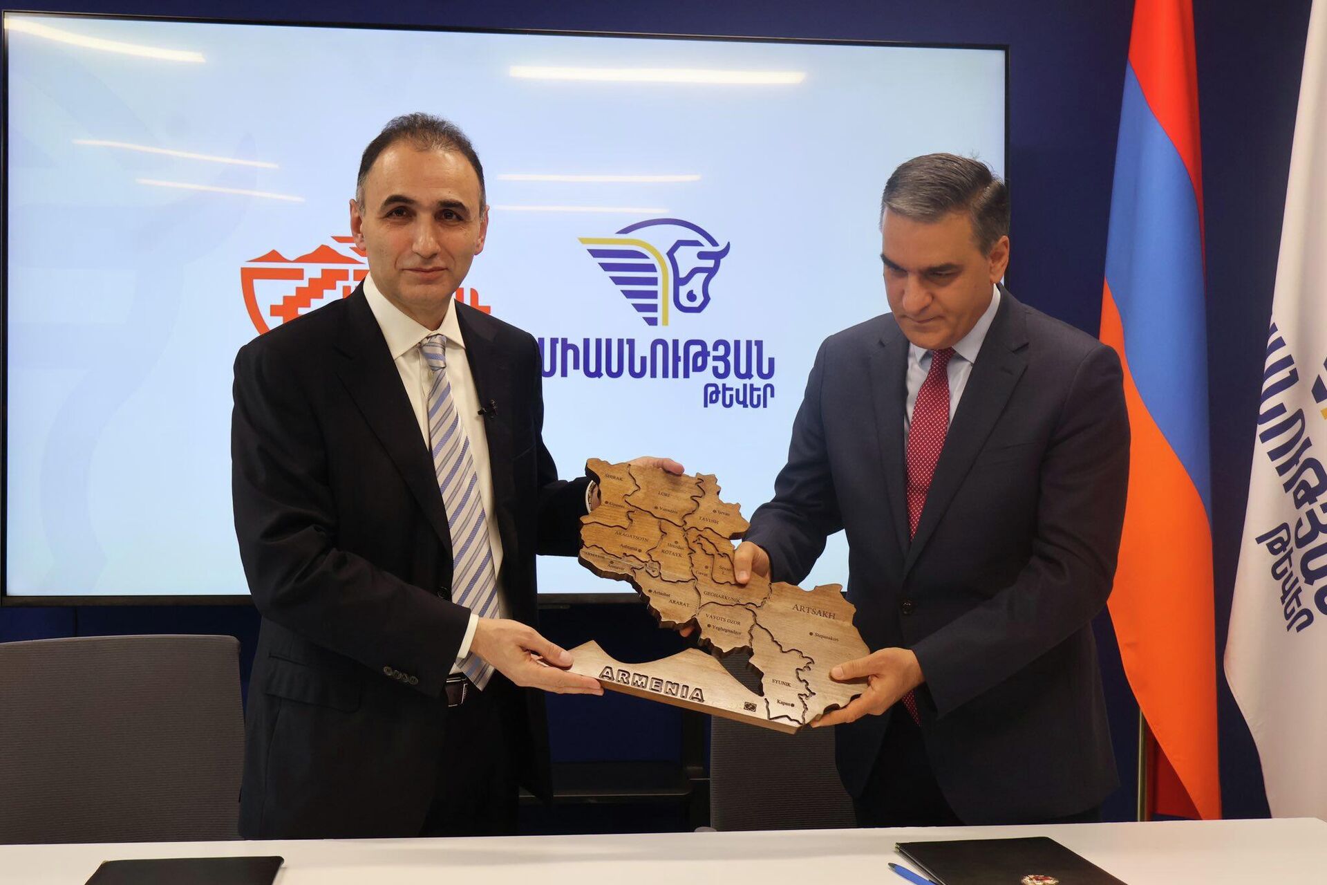 Основатель гражданского объединения Айакве Аветик Чалабян и основатель политической инициативы Крылья единства экс-омбудсмен Арман Татоян подписали меморандум о сотрудничестве (27 февраля 2026). Еревaн - Sputnik Армения, 1920, 27.02.2026