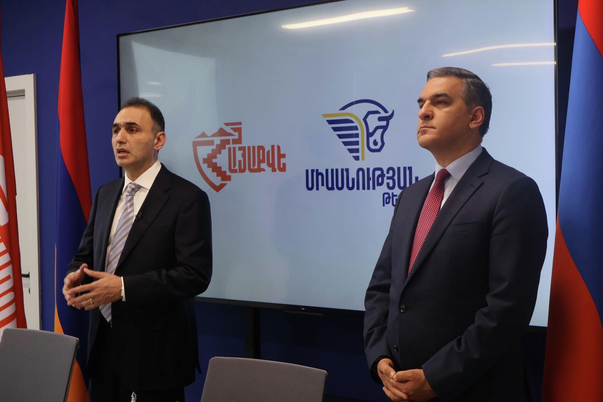 Основатель гражданского объединения Айакве Аветик Чалабян и основатель политической инициативы Крылья единства экс-омбудсмен Арман Татоян подписали меморандум о сотрудничестве (27 февраля 2026). Еревaн - Sputnik Արմենիա, 1920, 27.02.2026