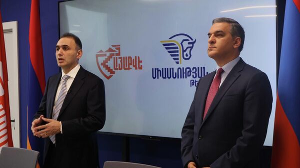 Основатель гражданского объединения Айакве Аветик Чалабян и основатель политической инициативы Крылья единства экс-омбудсмен Арман Татоян подписали меморандум о сотрудничестве (27 февраля 2026). Еревaн - Sputnik Армения